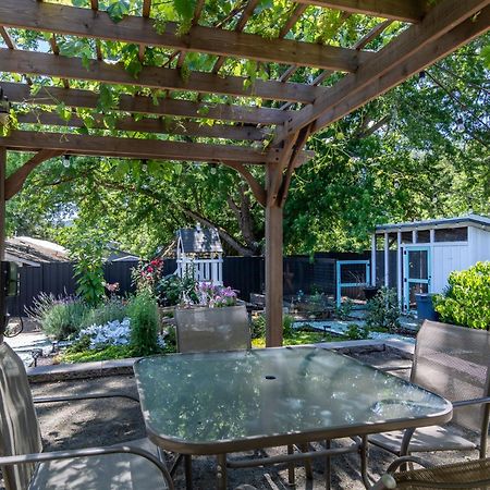 Chic Rv Retreat, Stunning Yard In Roseburg Hotell Eksteriør bilde