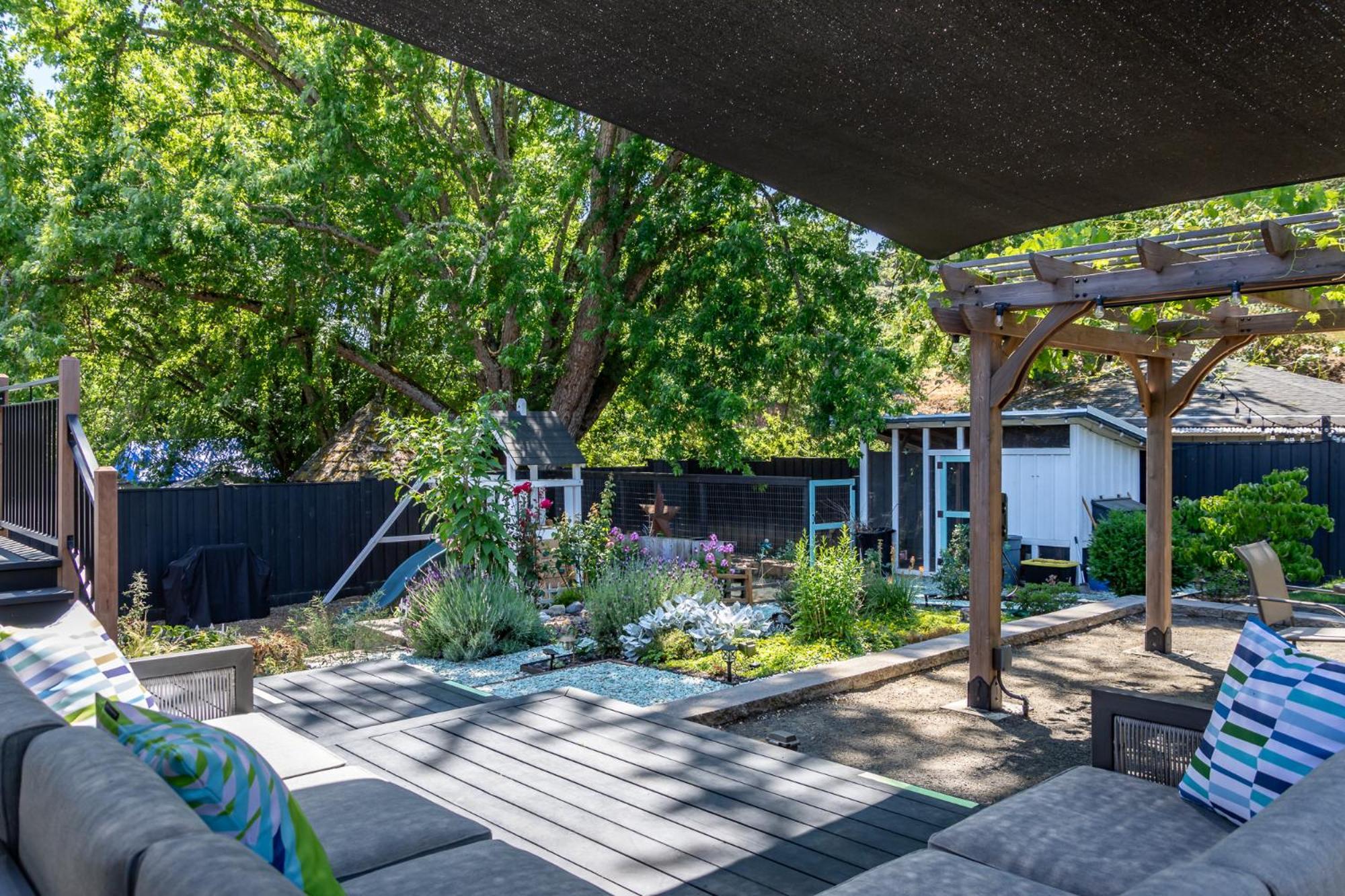 Chic Rv Retreat, Stunning Yard In Roseburg Hotell Eksteriør bilde