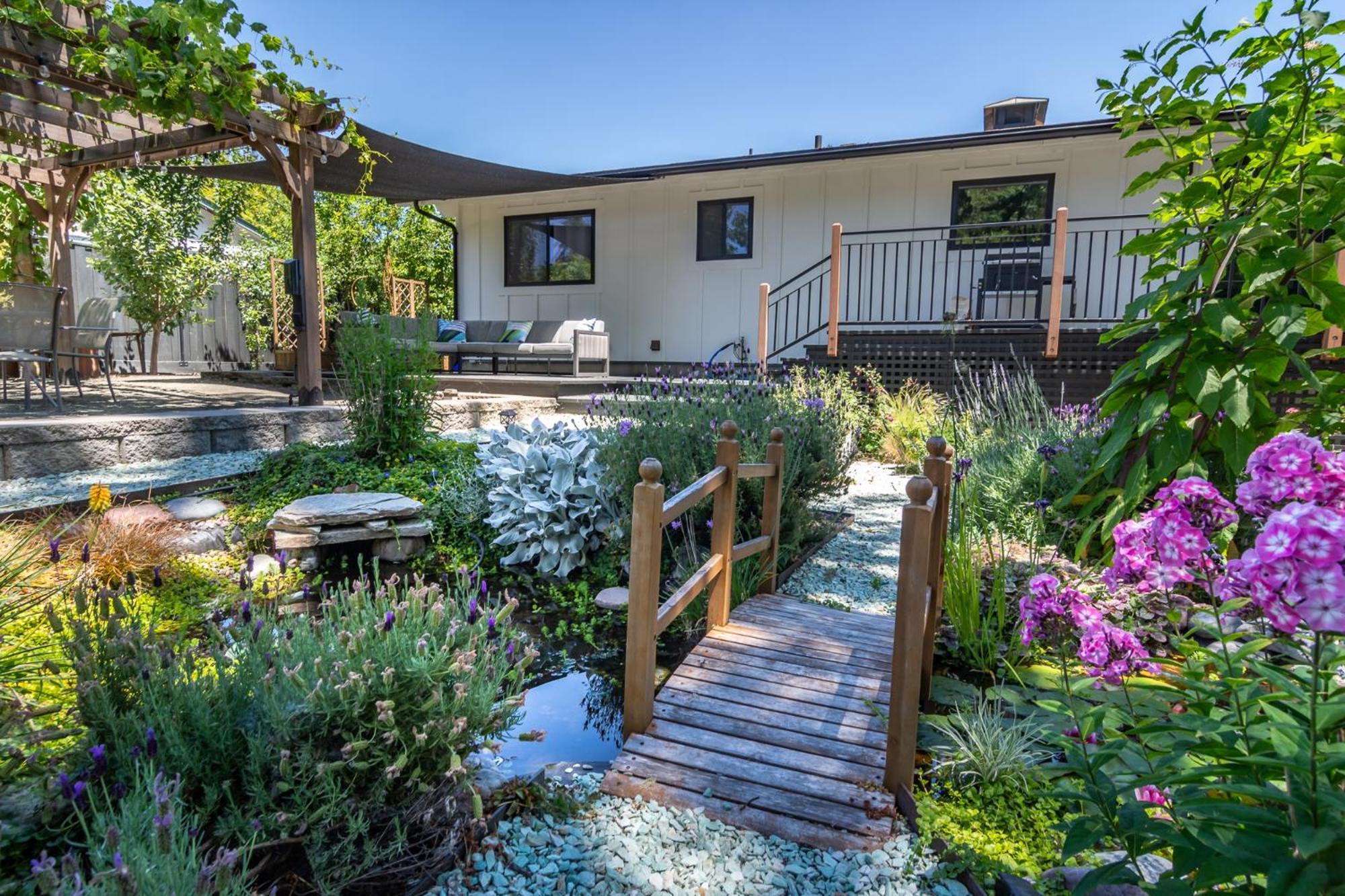 Chic Rv Retreat, Stunning Yard In Roseburg Hotell Eksteriør bilde
