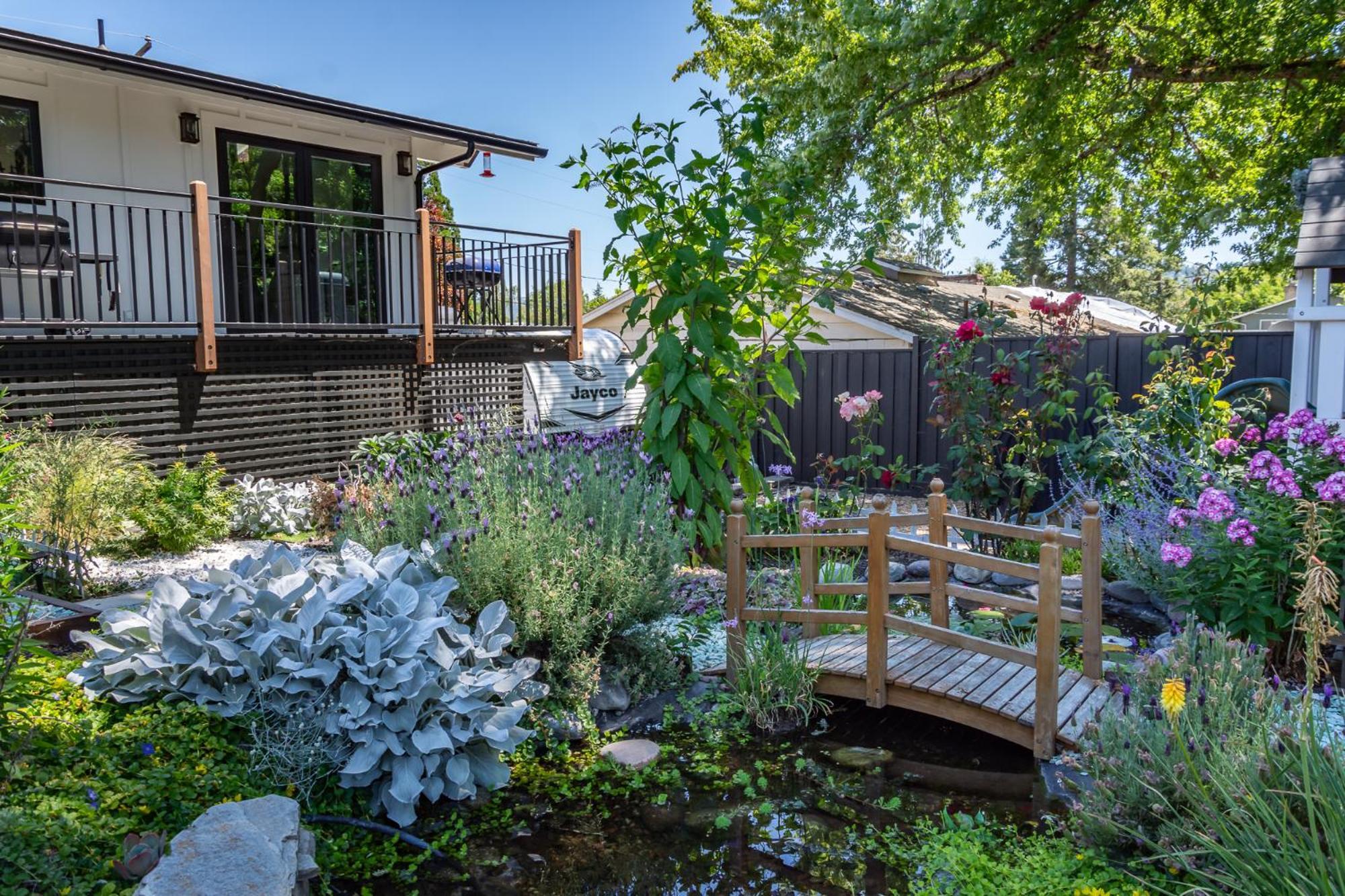Chic Rv Retreat, Stunning Yard In Roseburg Hotell Eksteriør bilde