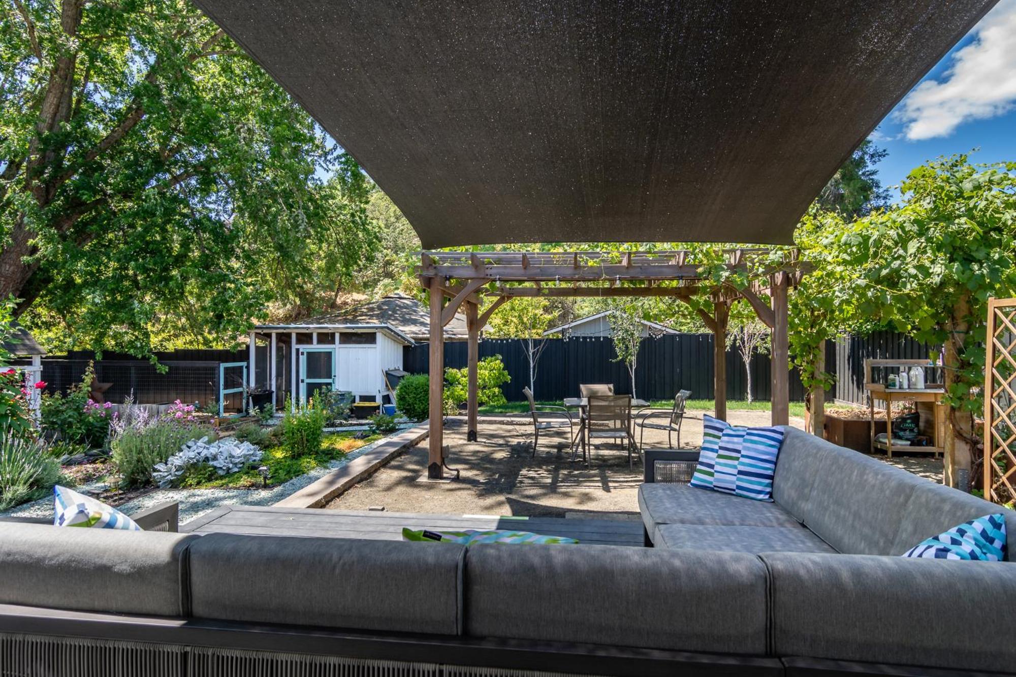 Chic Rv Retreat, Stunning Yard In Roseburg Hotell Eksteriør bilde