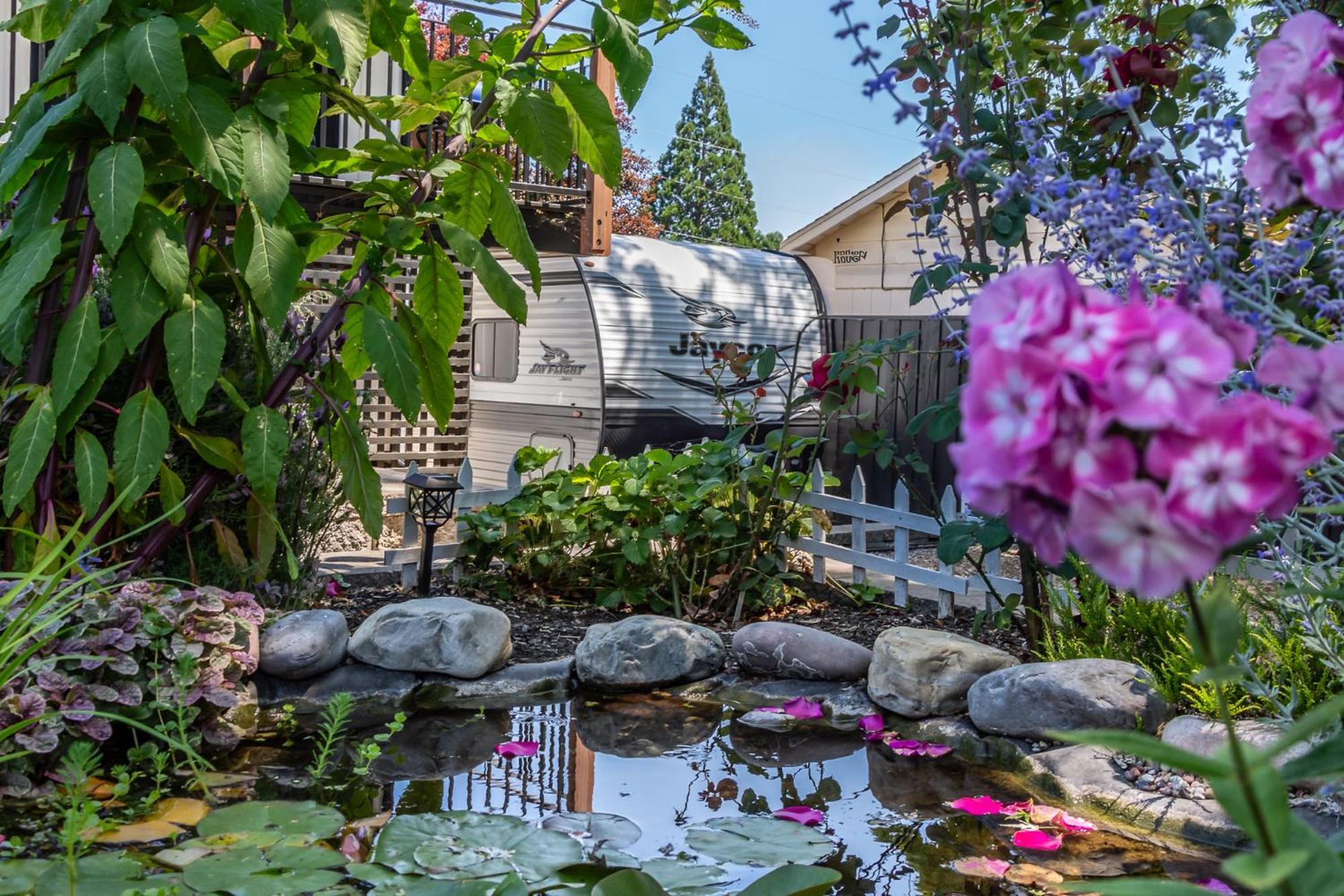 Chic Rv Retreat, Stunning Yard In Roseburg Hotell Eksteriør bilde